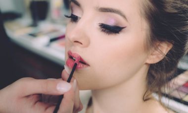 A Few Tips for Wearing Makeup Safely