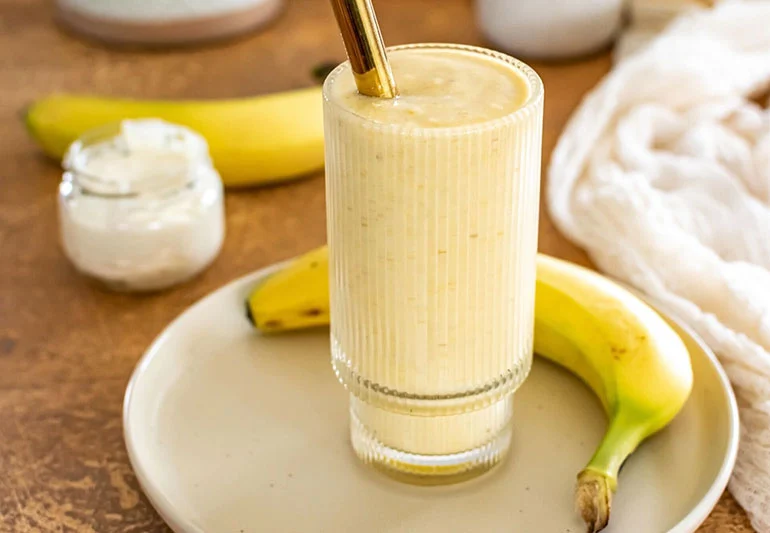 How to make a smoothie with yogurt and banana