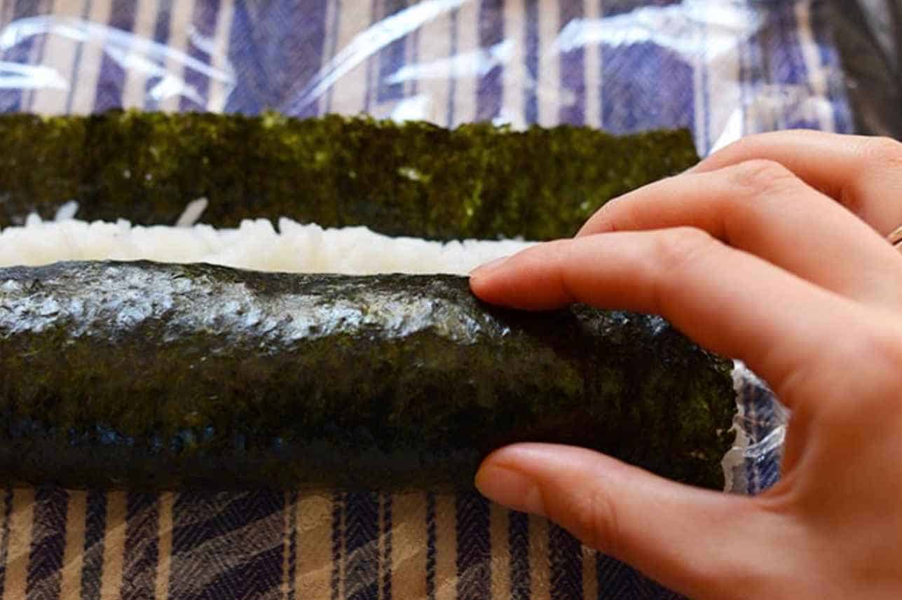What-is-the-best-way-of-ruling-sushi-without-a-sushi-mat